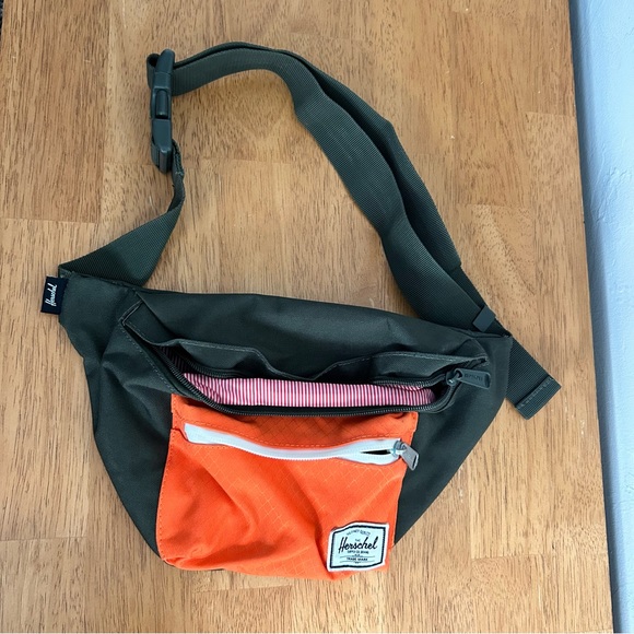 NWOT Herschel Seventeen Hipsack - Picture 4 of 6